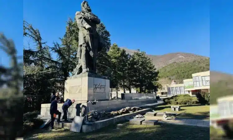 Стартира ремонтът на паметника на Христо Ботев във Враца (снимки) 1 photomix image 6