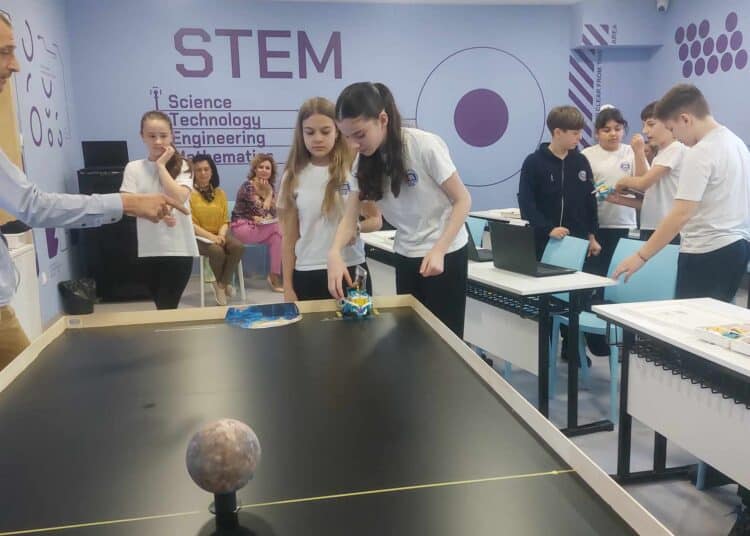Петокласници изследваха Луната по време на STEM урок 1 1 17