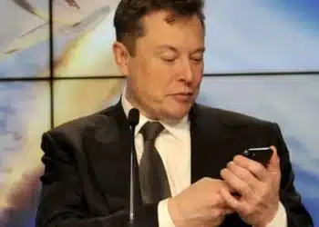 SpaceX изпрати цивилен екипаж в първи полет около полюсите на Земята (видео)