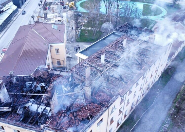 Пожар изпепели покрива на Гимназията по изкуства в Трявна 1 Трявна гимназия пожар