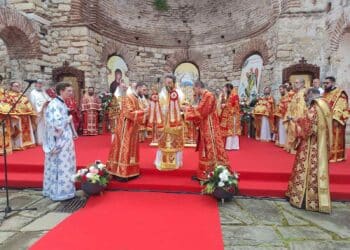 Четирима митрополити отслужиха литургия в Несебър за първи път от 600 г.