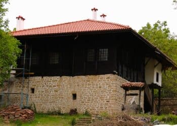 Некачествен ремонт съспипа 300-годишната къща, в която е сниман “Крадецът на праскови” (снимки)