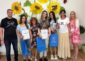 Наградиха ученици от Ихтиман заради върната голяма сума пари