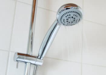 Къде и кога спират топлата вода в София