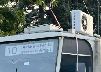 Старите софийски трамваи с външни домашни климатици