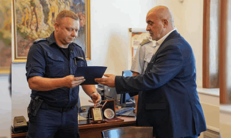 Наградиха полицаи, спасили 2-годишно дете (снимки и видео) 1 photomix image 22