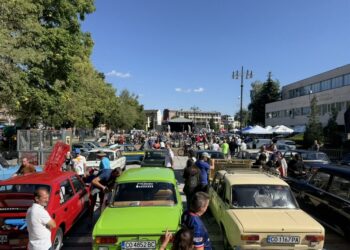 Ретро парад на автомобили върна духа на миналото в Самоков (снимки)