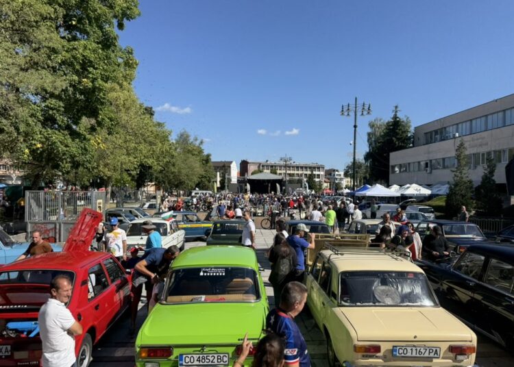 Ретро парад на автомобили върна духа на миналото в Самоков (снимки) 1 1 10