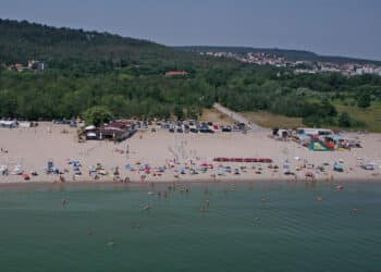 Вдигат пясъчна фигура на Богородица за Деня на Варна