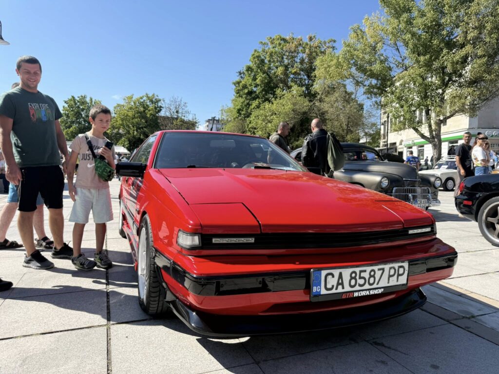 Ретро парад на автомобили върна духа на миналото в Самоков (снимки) 10 8