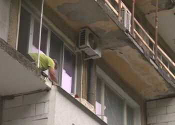 Блок в Свищов е без тераси заради спряно саниране