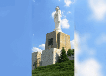 Най-високата статуя на Дева Мария с Младенеца в света е в България