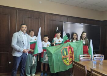 Кметът на Етрополе тържествено изпрати младежите, класирали се за Европейското състезание по приложно колоездене