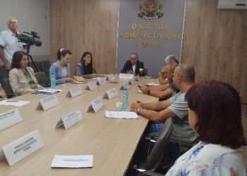 Светлоотразителни гривни за първокласниците в Перник