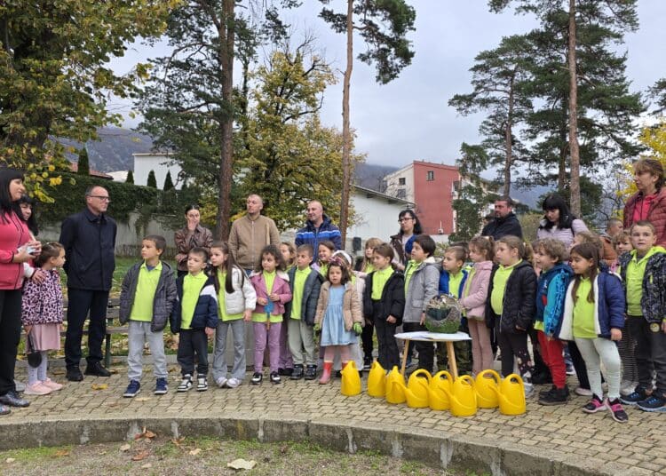 Деца и родители засадиха 50 дръвчета в парковете в Карлово (снимки) 1 1 12