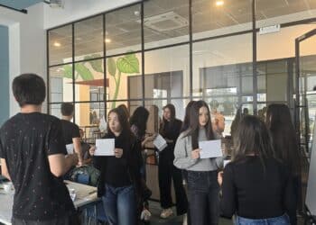 Ученици във Варна се учат да решават конфликти чрез училищна медиация (снимки)