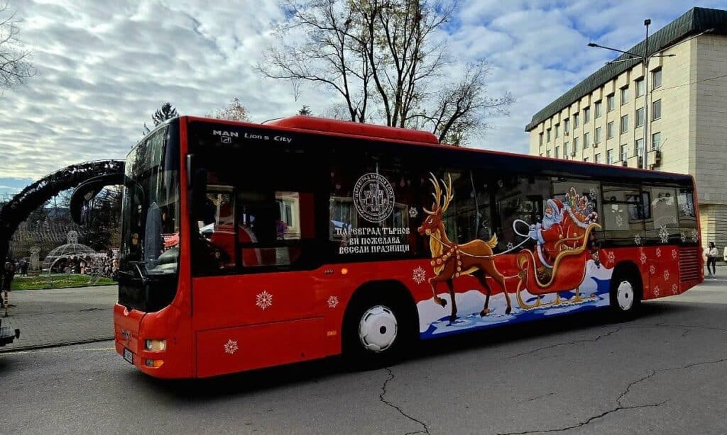 Приказен коледен автобус вози децата във Велико Търново (снимки) 8 1 1