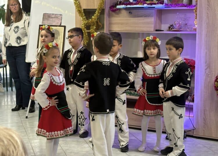 Деца зарадваха възрастни хора в Самоков за празниците (снимки) 1 1 18