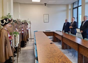 Кметът на Несебър посрещна коледарчета в общината