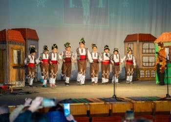 Стотици малчугани откриха “Ямболски коледарски буенек”