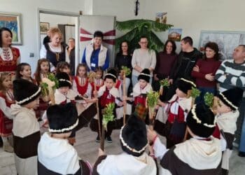 Малките коледари от Ивайловград донесоха радост с песни и пожелания за здраве, мир и благополучие