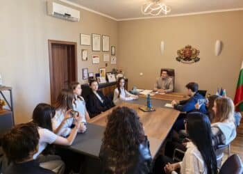 Ученици от Царево се срещнаха с кмета по проект за кариерно развитие