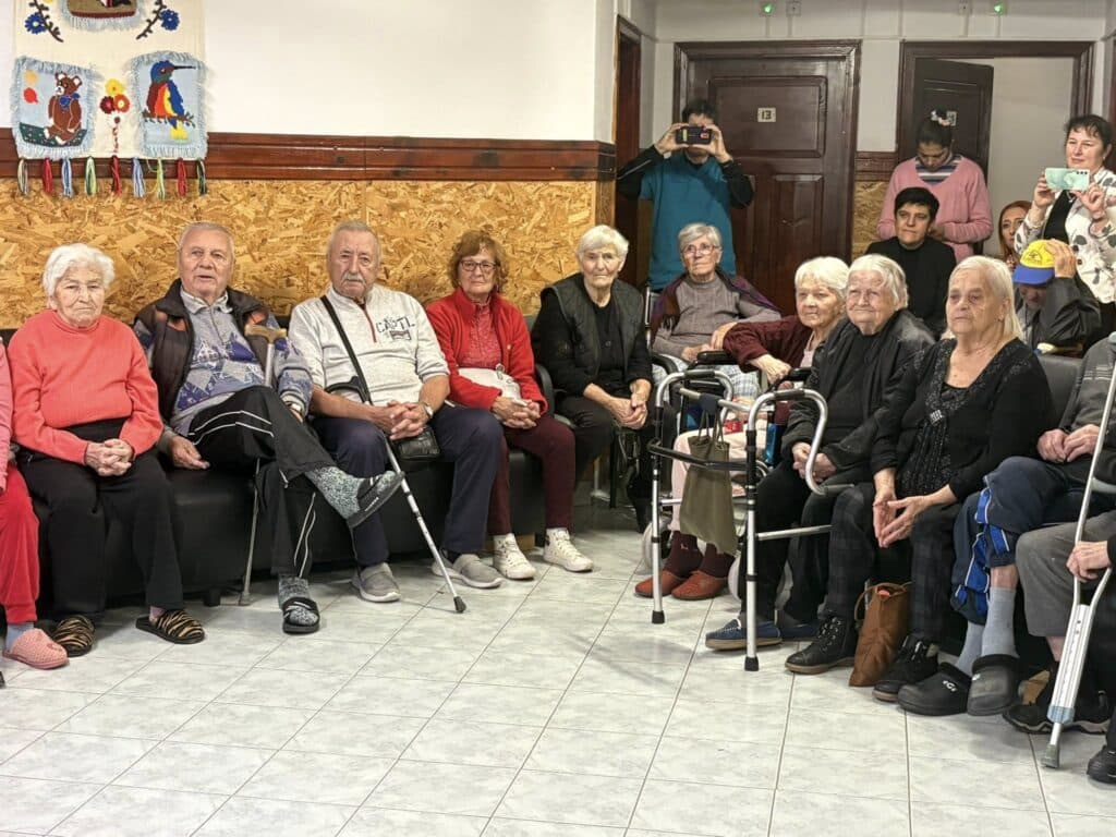 Деца зарадваха възрастни хора в Самоков за празниците (снимки) 4 4 10