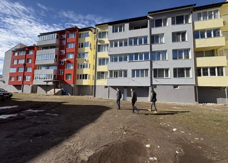 Квартал в Самоков променя облика си - след санирането предстои и благоустрояване 1 1 55
