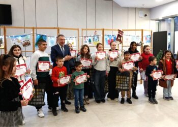 Кметът на Несебър награди малките участници в “Нарисувай своята Коледа”