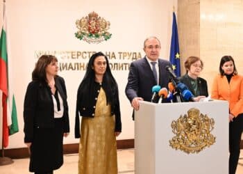 Борбата с природните бедствия: Общини наемат безработни да почистват дерета