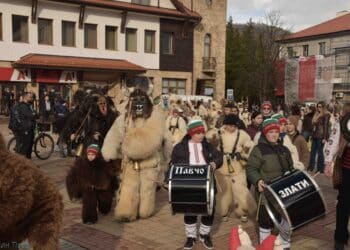 Магията на кукерите отново оживя в Етрополе (снимки)