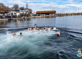 В студените вълни на Черно море се впуснаха 14 смелчаци от Царево (снимки)