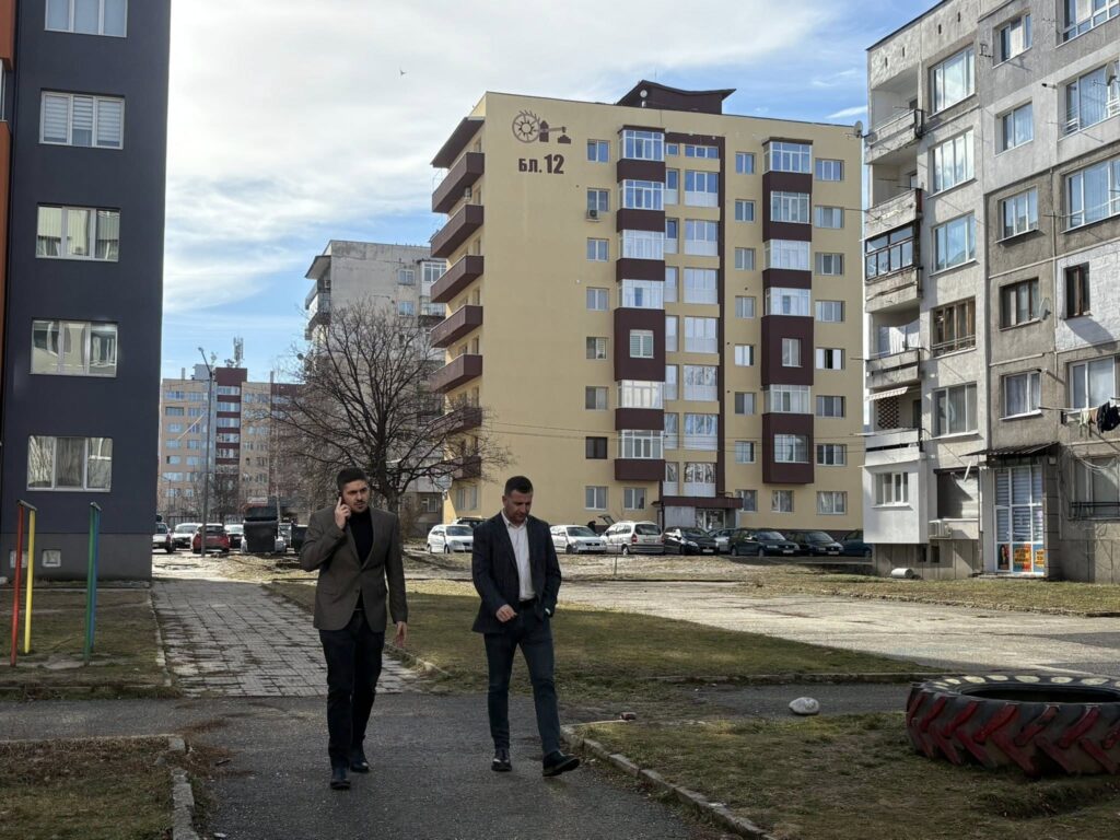 Квартал в Самоков променя облика си - след санирането предстои и благоустрояване 7 7 6