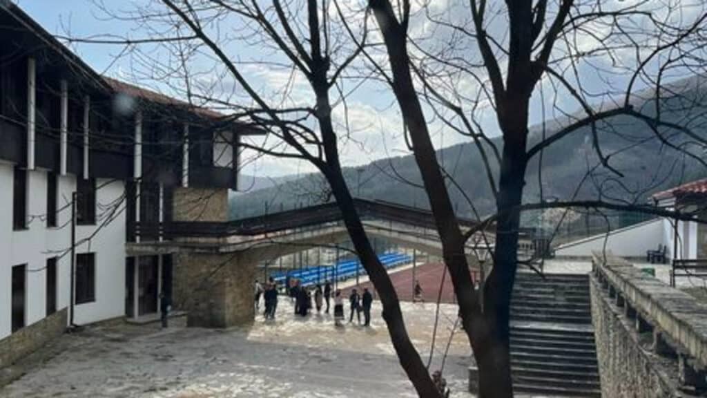 От Атон до Котел: Магията на божигробските килими оживява в работилница 1 3 12