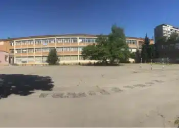 Заради пукнатини: Ученици от столично училище учат в столовата