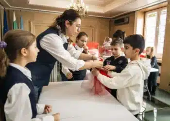 Емблематични места в София ще бъдат украсени с мартенички, направени от ученици (снимки)