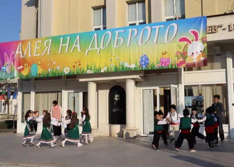С много настроение и детски усмивки премина седмото издание на Алея на доброто в Козлодуй (снимки) 1 1 51