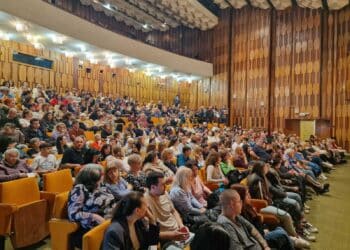 Козлодуй подари билети за театър на медицински работници и актьори самодейци