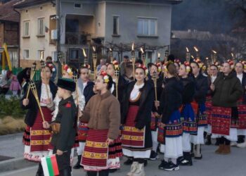 Етрополе отбеляза Освобождението с факелно шествие (снимки)