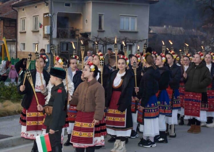 Етрополе отбеляза Освобождението с факелно шествие (снимки) 1 1 6