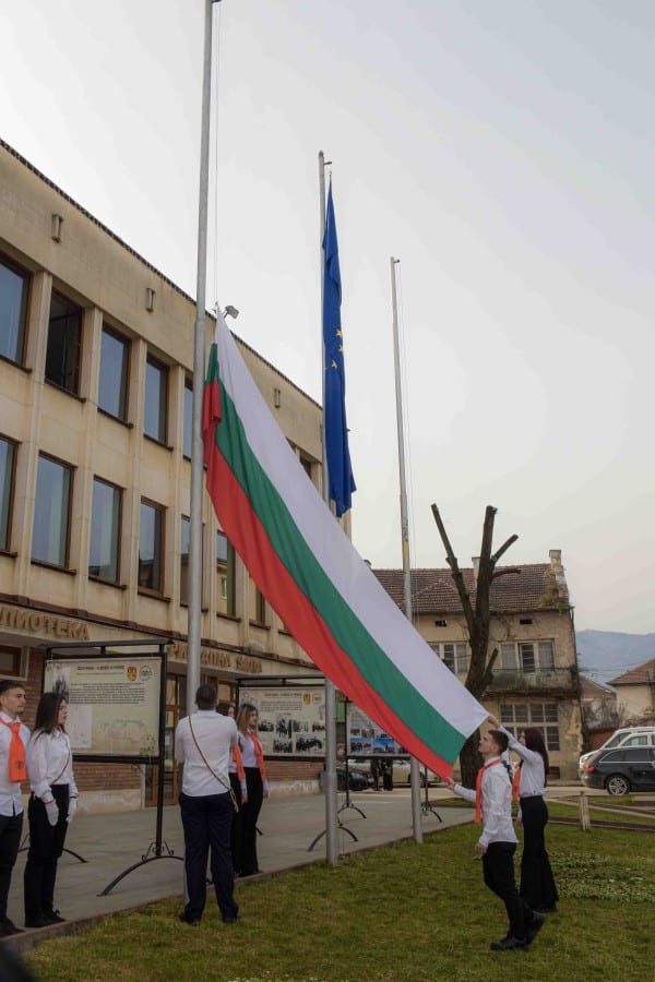 Етрополе отбеляза Освобождението с факелно шествие (снимки) 2 3 6