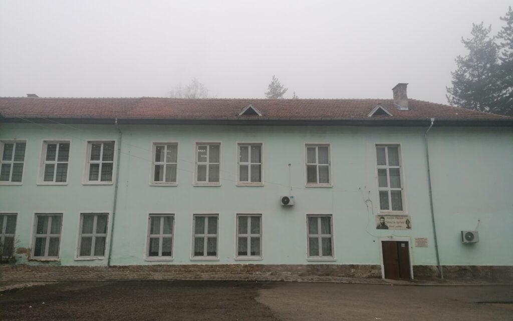 Етрополе с проект за ремонт на покрива на училището в село Лопян 1 1 30