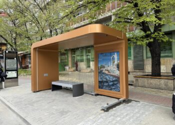 Монтират новите спирки в Стара Загора (снимки)