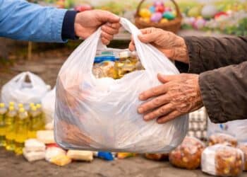 Възрастни хора от Козлодуй получиха празнични пакети за Великден