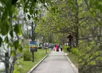 Алеята в Туристическата градина в Самоков грейна в цветовете на европейските градове (снимки)