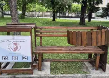 С грижа за майките: Поставиха пейка за кърмещи жени в Търговище