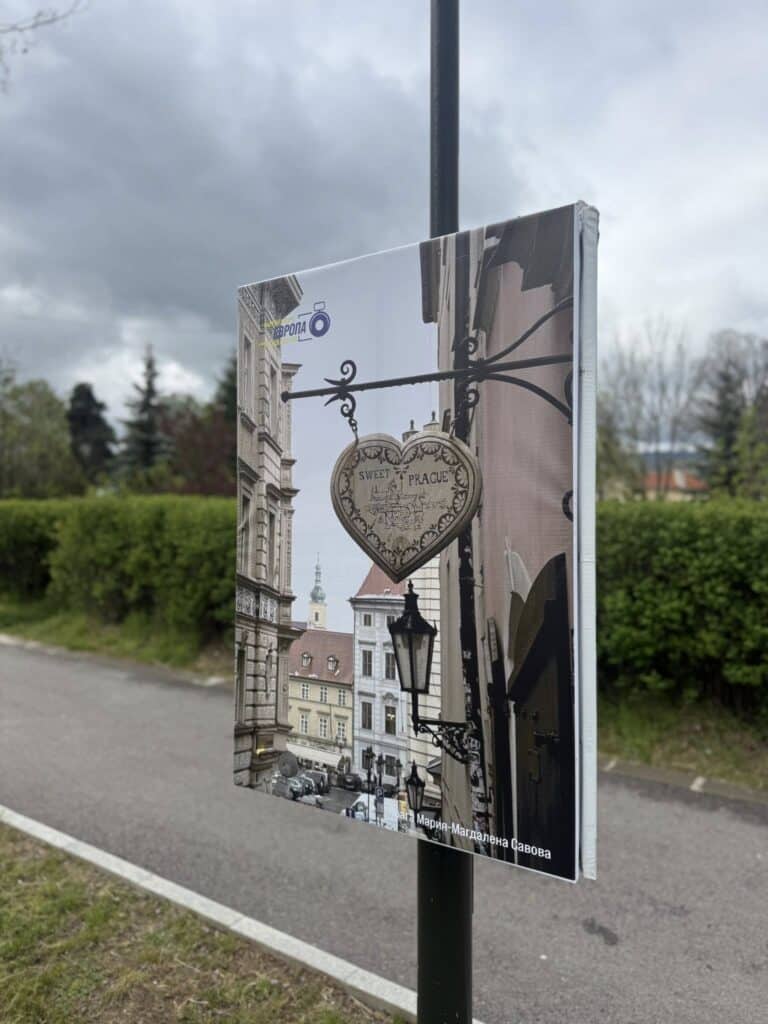 Алеята в Туристическата градина в Самоков грейна в цветовете на европейските градове (снимки) 5 5 6