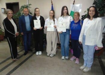 Наградиха ученички от Сандански, върнали загубено колие