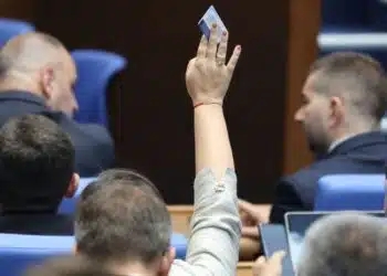 Депутатите засега си замразиха заплатите на €4236 5 Депутатите засега си замразиха заплатите на €4236