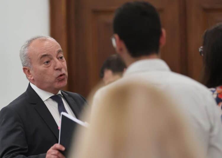 Кабинетът търси свой „справедлив“ начин да накара чиновниците да плащат осигуровки 1 1000132405